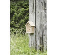 Houten insectenhotel bevestigd aan een houten muur