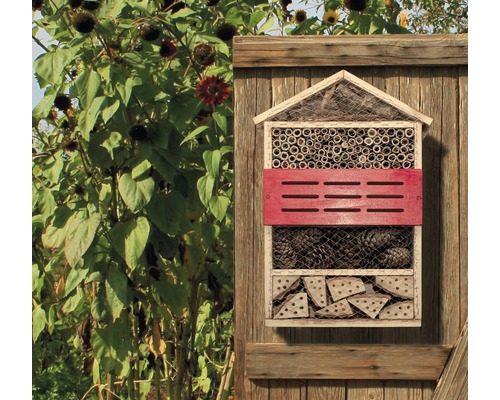 Houten insectenhotel met verschillende vulmaterialen voor insecten