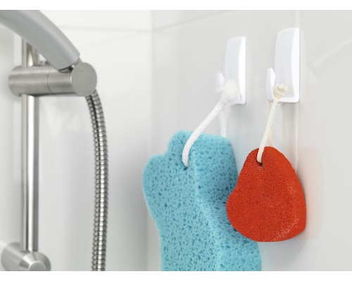 Badkamer scène met douche, badspons en puimsteen aan haken