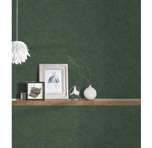 Decoratieve kamer met behang met patroon, houten plank en decoraties.