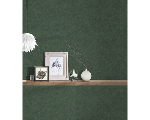 Decoratieve kamer met behang met patroon, houten plank en decoraties.
