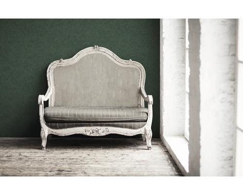 Antieke sofa met houten frame en stoffen bekleding voor een muur