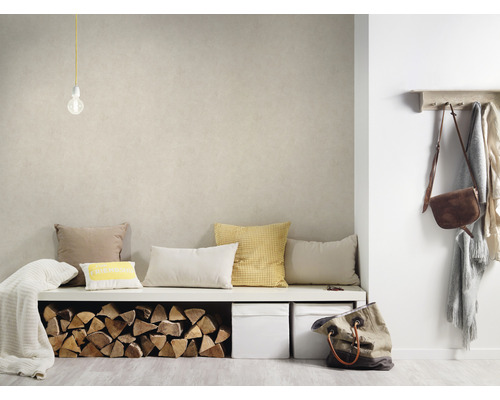 Woonkamer met bank, kussens, stapel hout en decoratie