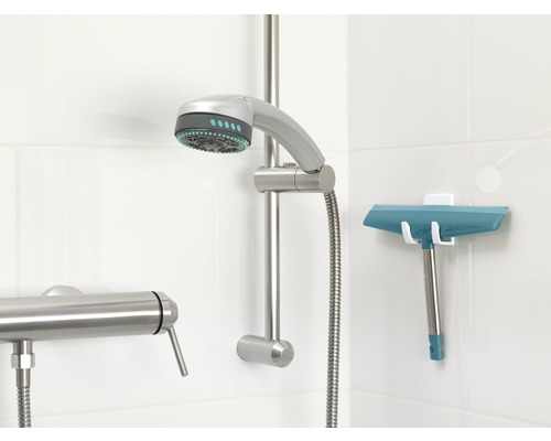 Badkamerarmatuur met douchekop en douchewisser aan de muur.