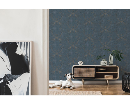 Woonkamer met behang met patroon, dressoir en hond