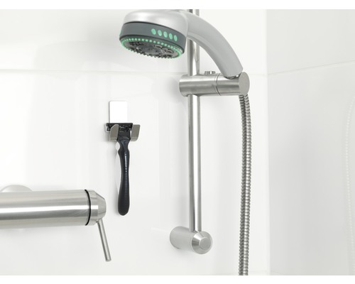 Douchekop, douchestang, kraan en scheermes met houder in de badkamer