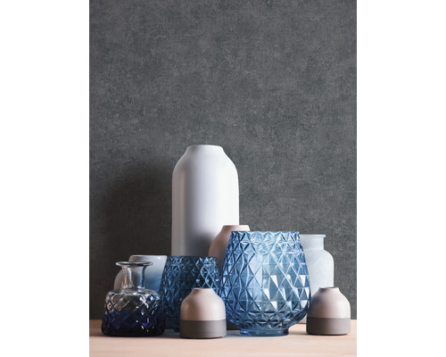 Arrangement van verschillende vazen op een tafel.