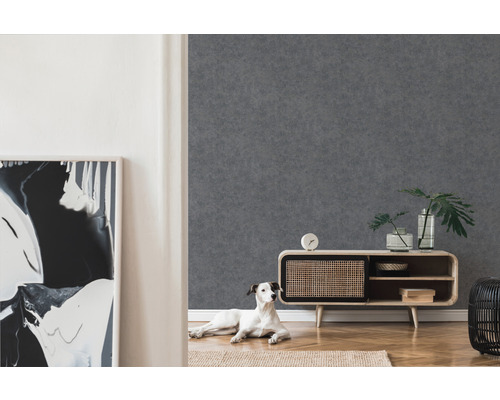 Grijs vliesbehang op een woonkamermuur