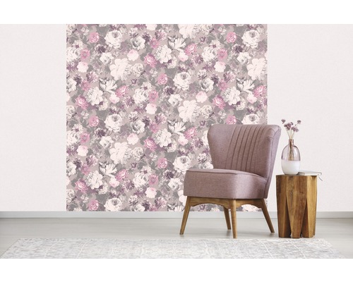 Decoratief interieur met bloemenbehang, fauteuil en bijzettafel.