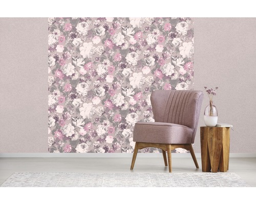 Decoratief behang met bloemenmotief in interieur met stoel en tafel