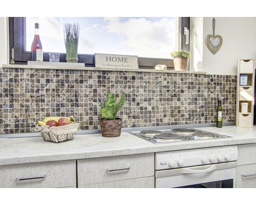 Keukenscène met mozaïektegels, fruitmand en elektrisch fornuis