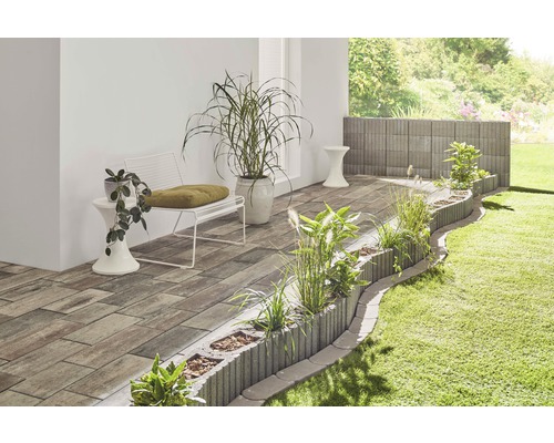 Aangelegde tuin met zitplaatsen, planten en bestrating