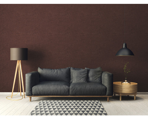 Woonkamer met bank, vloerlamp en hanglamp