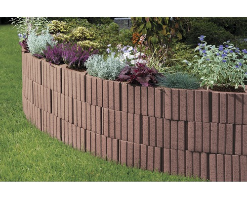 Bloembedrand van betonstenen met planten