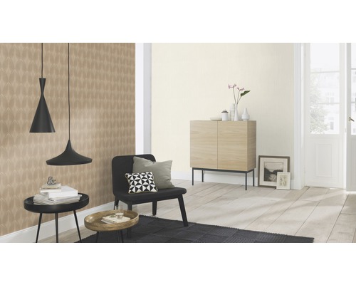 Woonkamer met bruin patroonbehang, zitmogelijkheid, commode en hanglampen