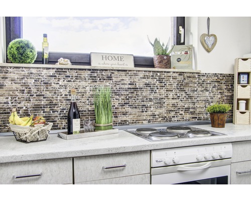 Keukenscène met mozaïektegels, fruitmand en kookplaat