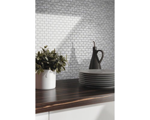 Keukenscène met baksteenmozaïektegels, servies en decoratie