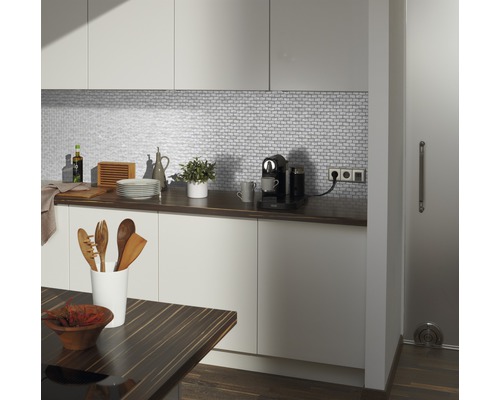 Moderne keuken met witte kasten, mozaïektegels en houten werkblad