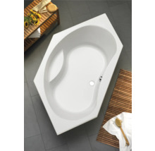 Hoekbad in badkamer met houten rek en badmat