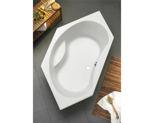 Hoekbad in badkamer met houten rek en badmat