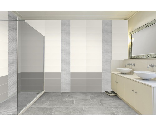 Moderne badkamer met douche, wastafels en tegels