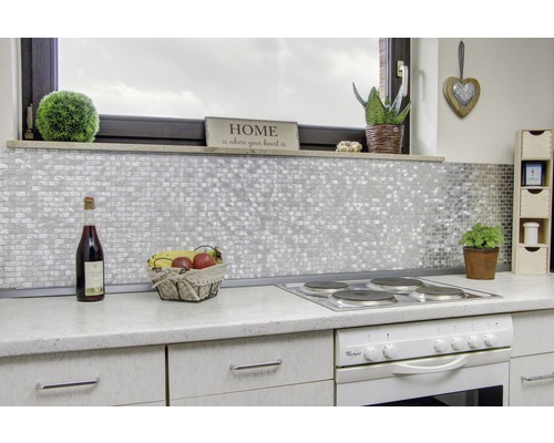 Keukenscène met mozaïektegelwand, fornuis en decoraties