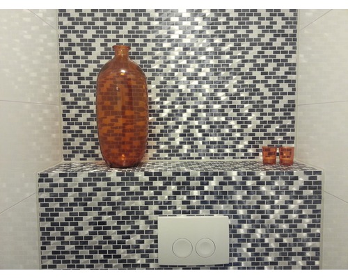 Decoratieve glazen mozaïekwand met bruine vaas en toiletreservoir