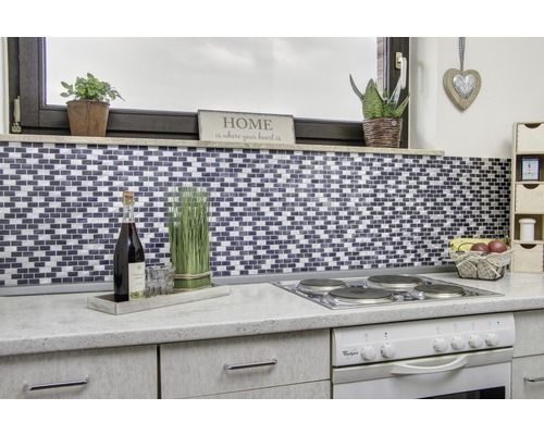 Keukenscène met mozaïektegelwand, fornuis en decoratie