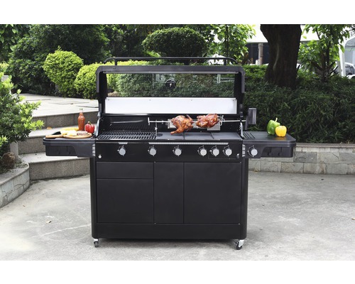 Grote barbecue met draaispitfunctie, gegrild voedsel en opbergvakken buitenshuis