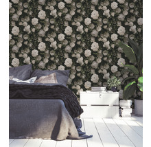 Slaapkamer met bloemenbehang, bed, nachtkastje en kamerplant
