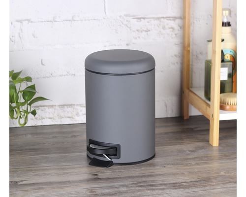 Grijze afvalemmer met voetpedaal voor de badkamer
