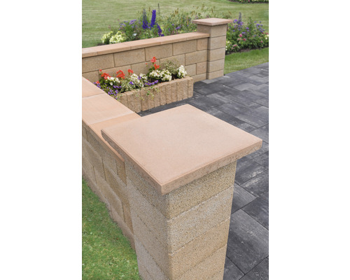 Tuinmuur van betonstenen met afdekking en bloembak