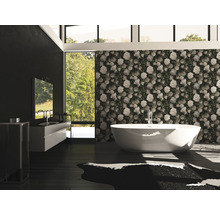 Moderne badkamer met vrijstaand bad, wastafel, spiegel en behang met bloemmotief.