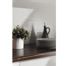 Afbeelding van mozaïektegels in baksteenmotief, aanrechtblad, serviesgoed en decoratie