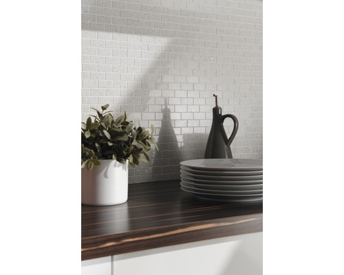 Afbeelding van mozaïektegels in baksteenmotief, aanrechtblad, serviesgoed en decoratie