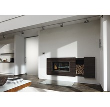 Moderne woonkamer met open haard, houtopslag en schuifdeur