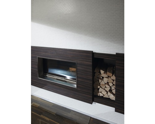 Moderne open haard met houtvak en brandhout