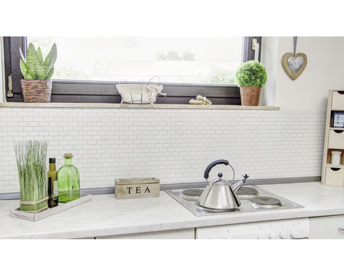 Keukenscène met tegels, kookplaat en decoratie