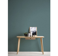 Houten tafel met decoratie en een foto op een klembord