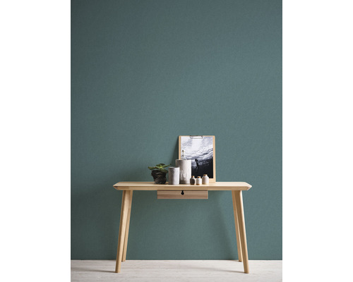 Houten tafel met decoratie en een foto op een klembord