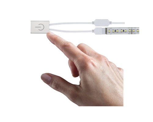 Een hand raakt een schakelaar voor LED-strips aan.