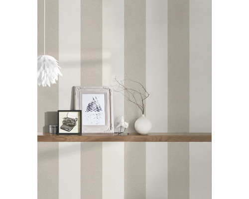 Kamerbeeld met gestreept behang, plank en decoraties
