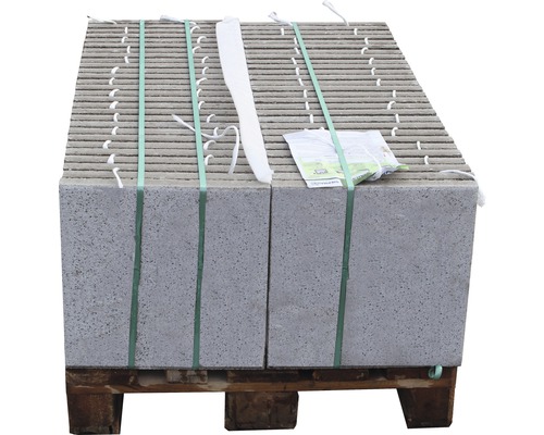 Straatstenen op pallet, vastgezet met banden