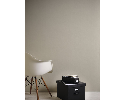 Kamerweergave met gestructureerd behang, een stoel en zwarte opbergdozen