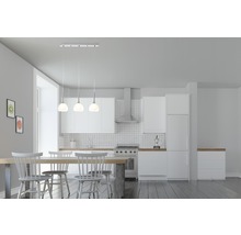 Lichte keuken met eettafel, stoelen en hanglampen