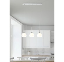 Hanglamp met drie lampen boven een eettafel in een keuken.