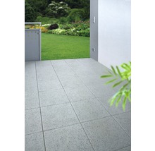 Terras met betonnen tegels en uitzicht op de tuin