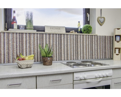 Keukenscène met mozaïektegelwand, fruitmand en kooktoestel