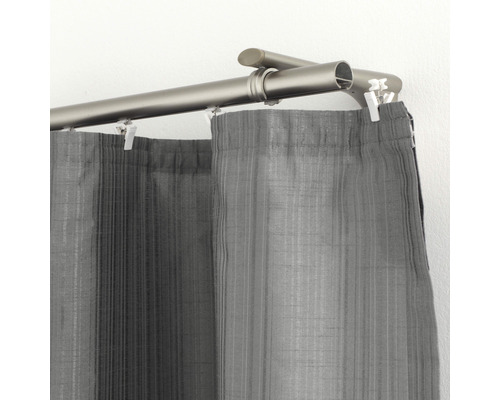 Dubbele gordijnroede met grijze gordijnen en accessoires voor raamdecoratie