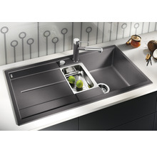 Spoelbak met afdruiprek, kraan en zeefbak in een moderne keuken